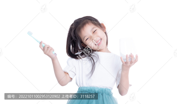 手持牙刷水杯的小女孩