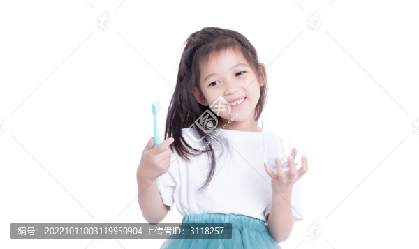 手持牙刷水杯的小女孩