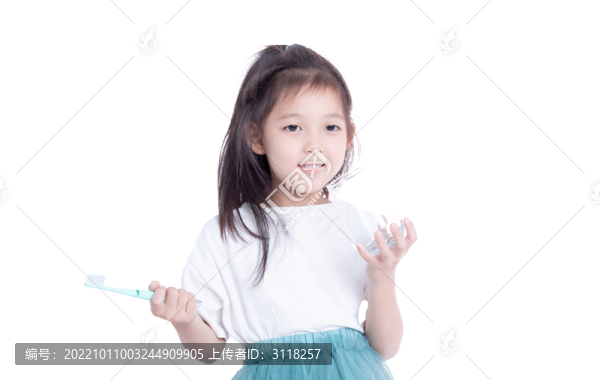 手持水杯刷牙的小女孩