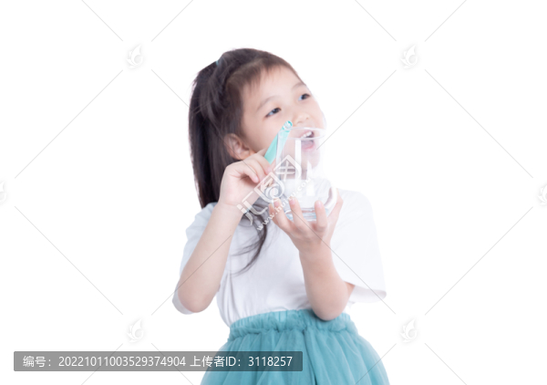 手持水杯刷牙的小女孩