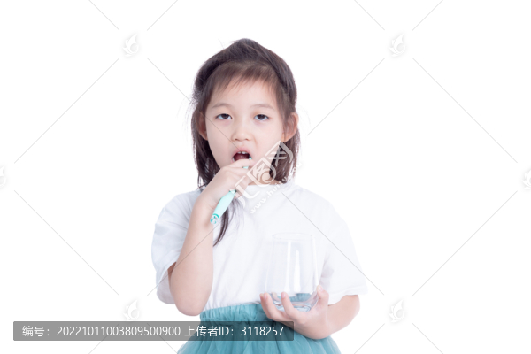 手持水杯刷牙的小女孩