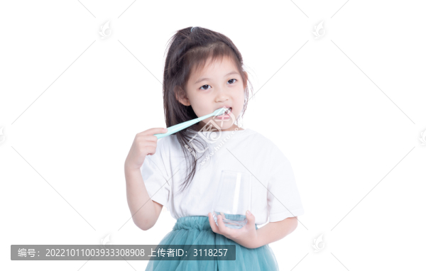 手持水杯刷牙的小女孩
