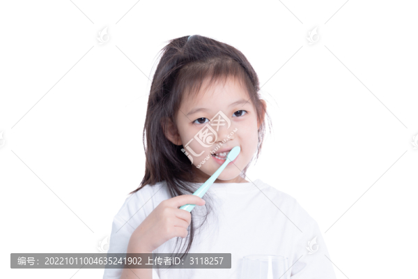 手持牙刷刷牙的小女孩
