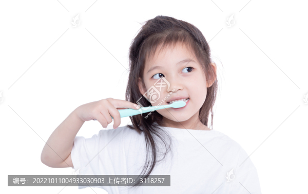 刷牙的小女孩