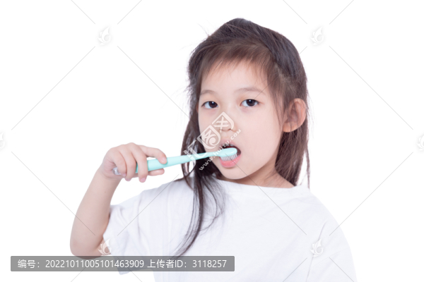 手持牙刷的小女孩