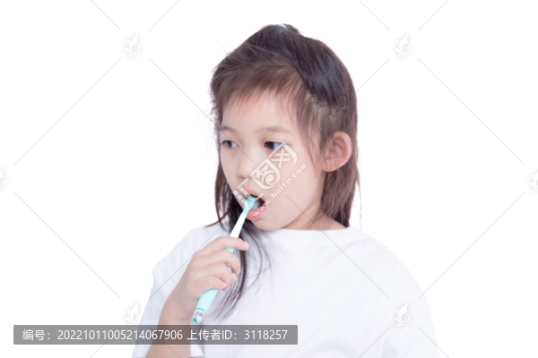 手持牙刷的小女孩