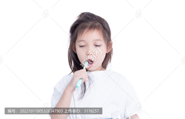 刷牙的小女孩