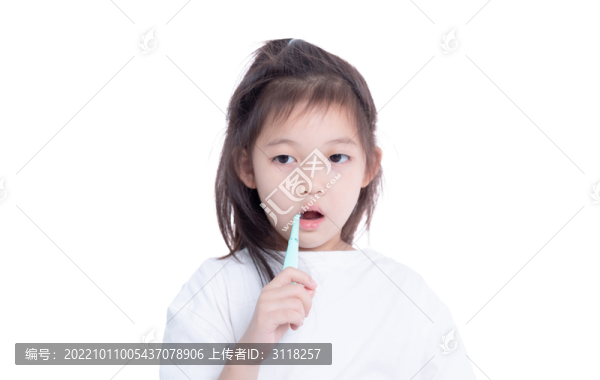刷牙的小女孩