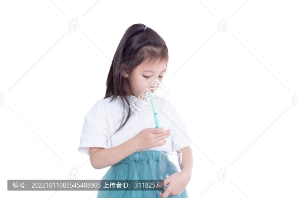 手持牙刷刷牙的小女孩