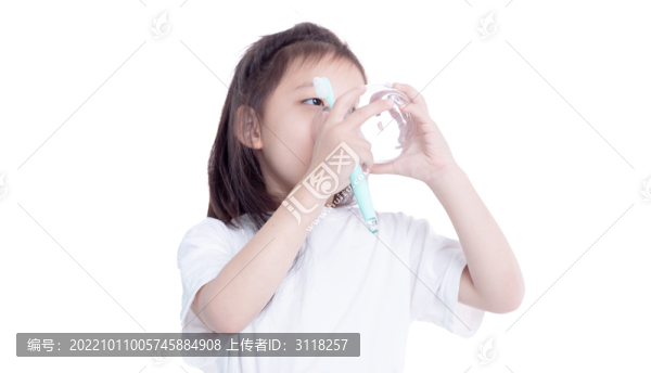 手持牙刷水杯的小女孩