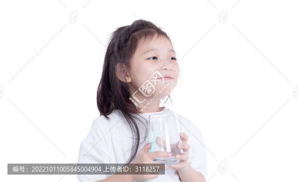 手持牙刷水杯的小女孩