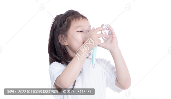 手持水杯刷牙的小女孩