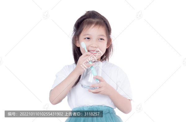 手持水杯刷牙的小女孩