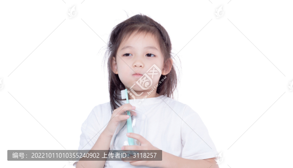 手持水杯刷牙的小女孩