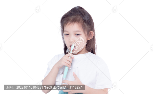 手持牙刷水杯的小女孩