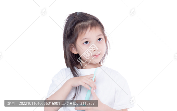 手持牙刷水杯的小女孩