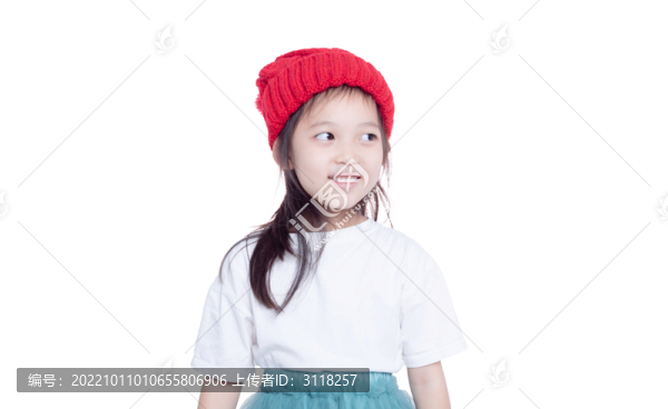 白背景前帶著紅帽子的小女孩