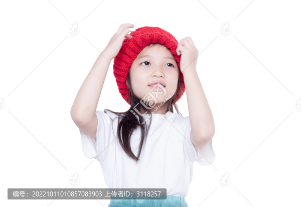 白背景前帶著紅帽子的小女孩