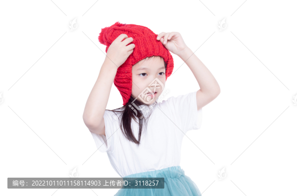 白背景前帶著紅帽子的小女孩