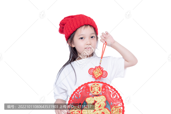 手持福字的快樂小女孩