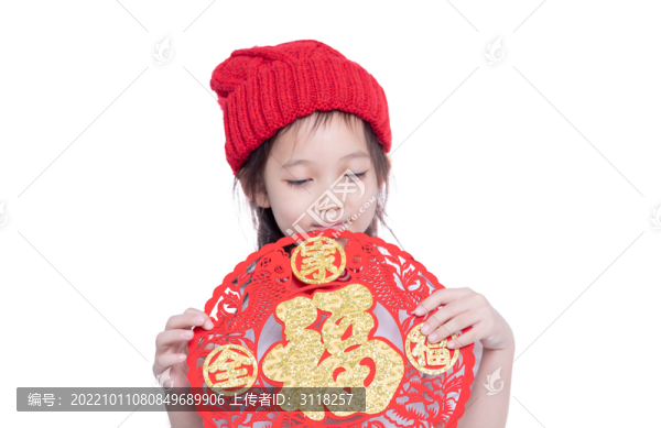 拿著福字貼紙掛件的小女孩