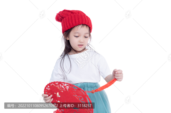 手持福字的快樂小女孩