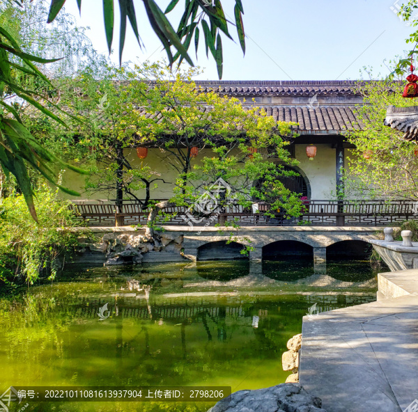 碧水池畔的回廊石橋