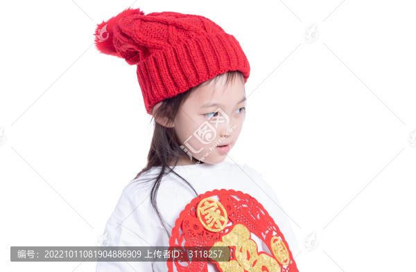 拿著福字貼紙掛件的小女孩