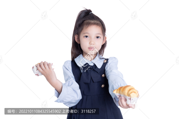 小學(xué)生女孩遞美食