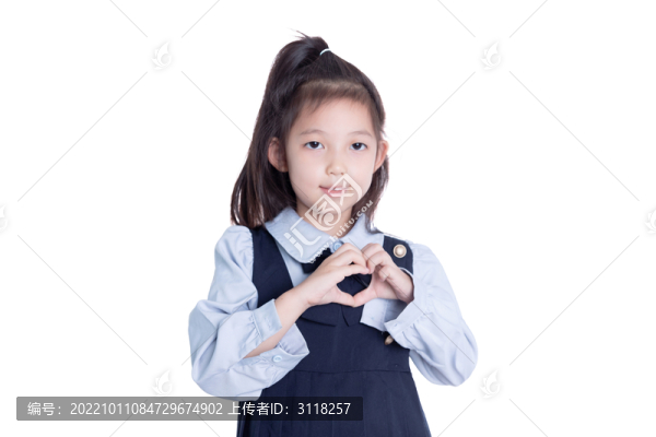 白色背景擺拍的小學(xué)生女孩