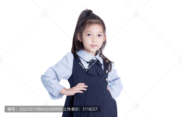 白色背景擺拍的小學(xué)生女孩