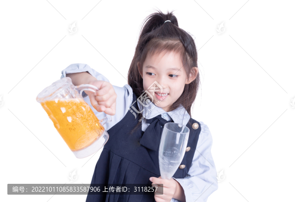 小學生女孩手持啤酒道具