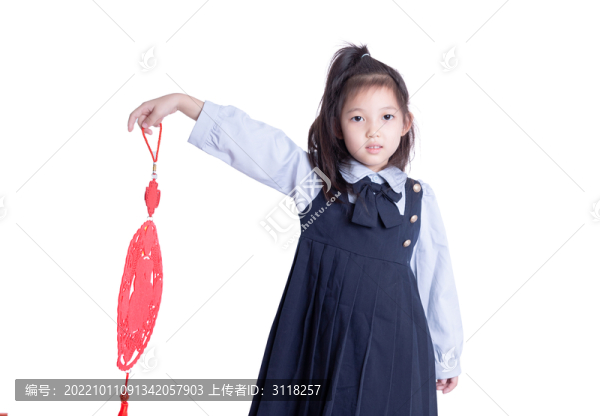 小女孩學生裝拿著福字的