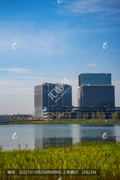 湖畔現(xiàn)代城市建筑