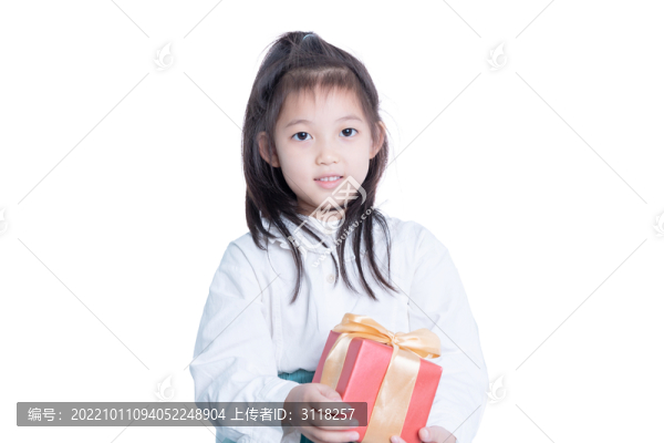 小女孩抱著禮物盒