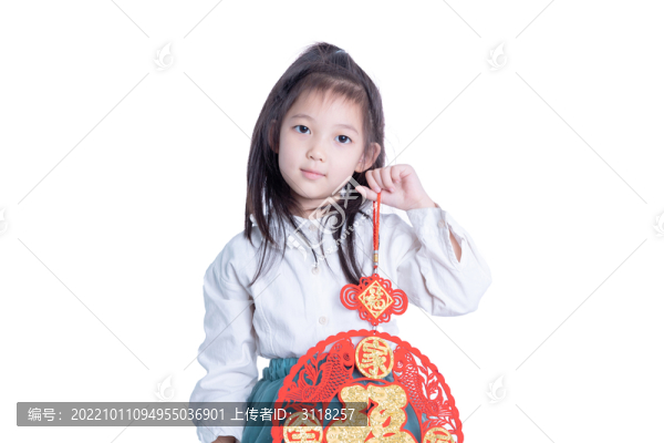 拿著福字貼紙掛件的小女孩