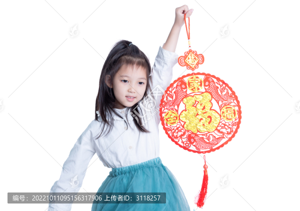 拿著福字貼紙掛件的小女孩