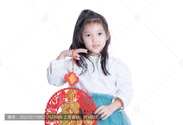 拿著福字貼紙掛件的小女孩