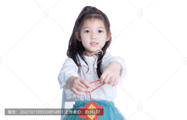 拿著福字貼紙掛件的小女孩