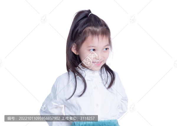 手持圣誕球的小女孩
