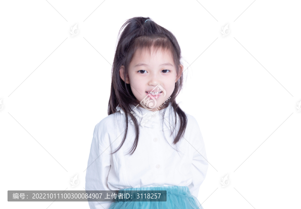 手持圣誕球的小女孩