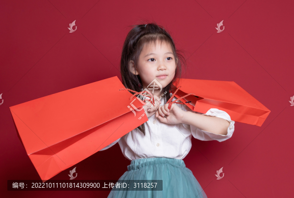 可愛的小女孩拿著購物袋