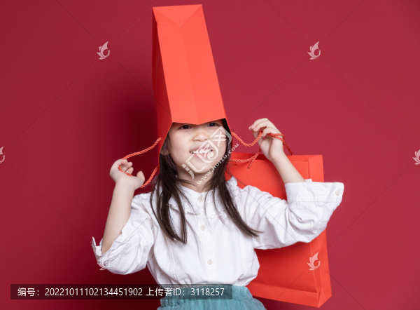 可愛的小女孩拿著購物袋