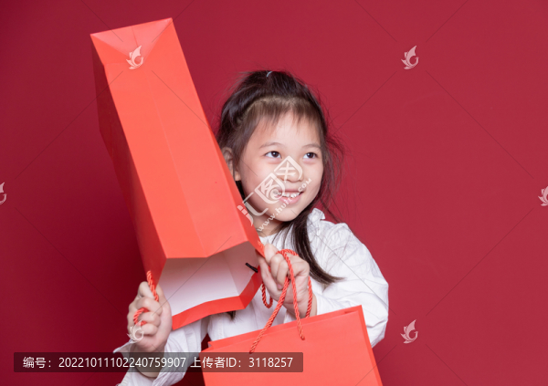 可愛的小女孩拿著購物袋