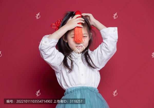 拿著中國(guó)結(jié)的可愛(ài)小女孩