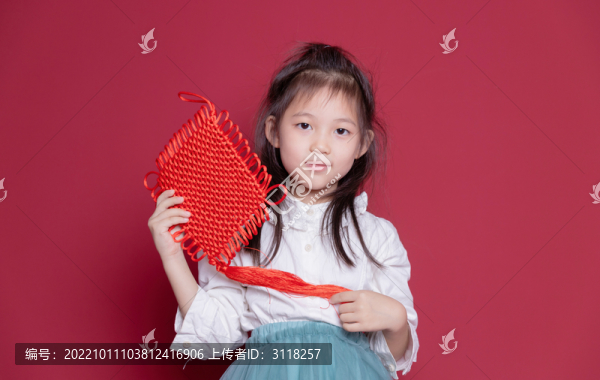 拿著中國結(jié)的可愛小女孩