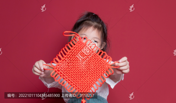 拿著中國結(jié)的可愛小女孩