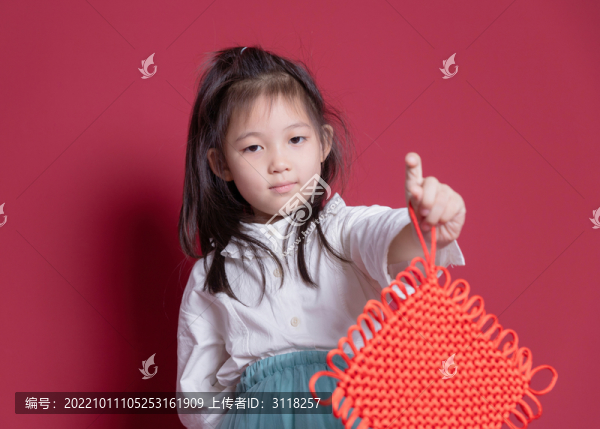 拿著中國結(jié)的可愛小女孩