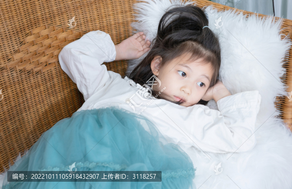 躺在藤椅上的小女孩