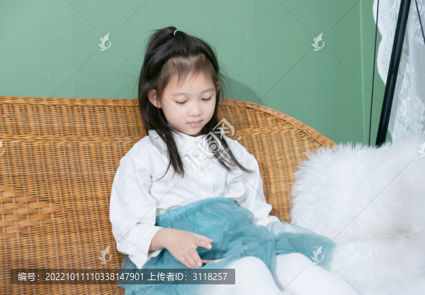躺椅上玩手機的小女孩